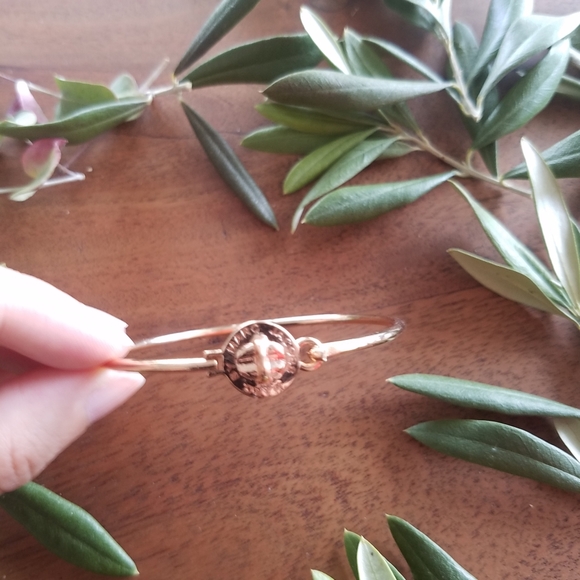 NEW Marc Jacobs Rose Gold Turnlock Bracelet Bangle - Picture 3 of 8